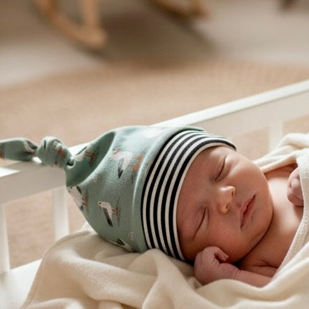 Knot Hat in Newborn: Seagulls with Stripes