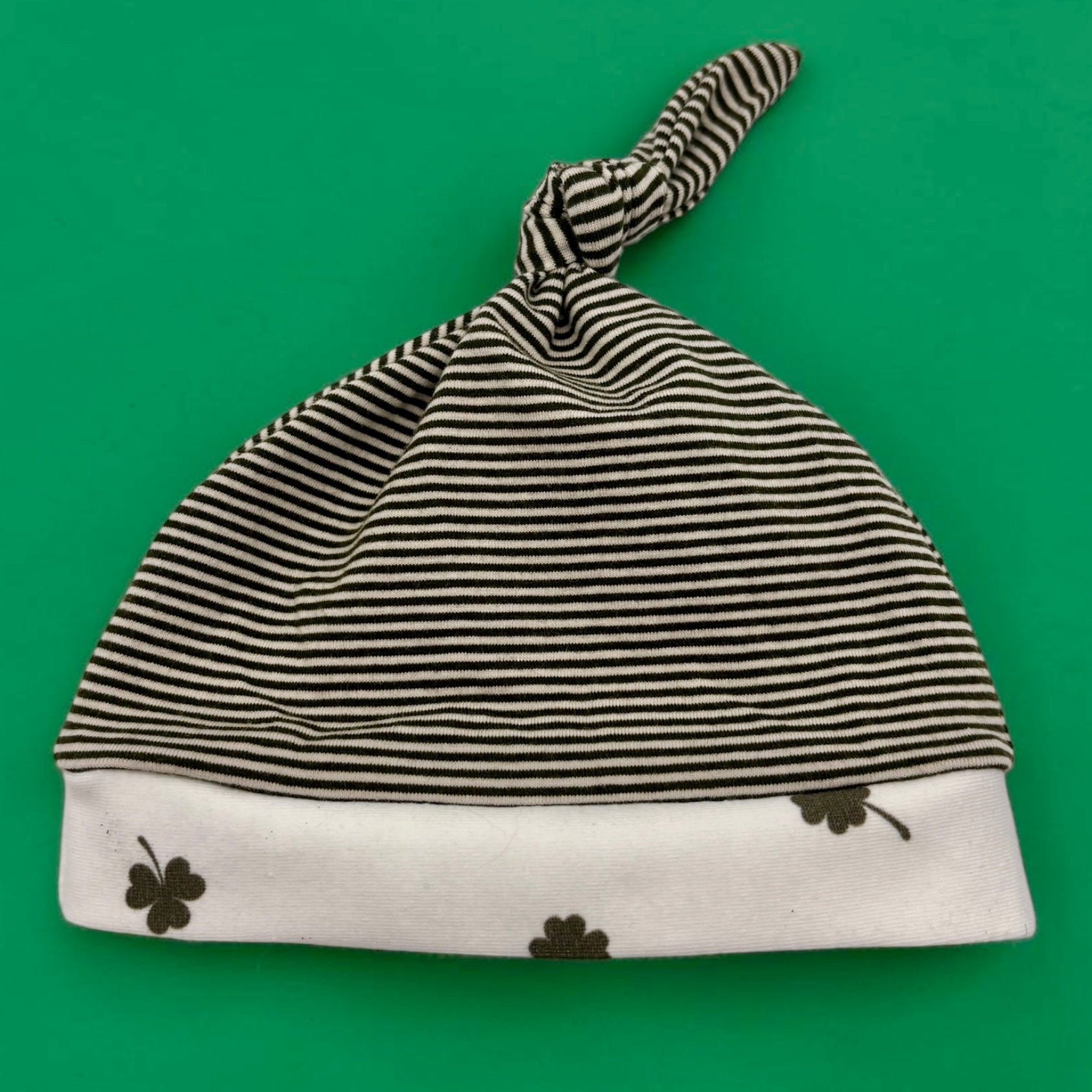 Knot Hat in Newborn: Stripes with Clover