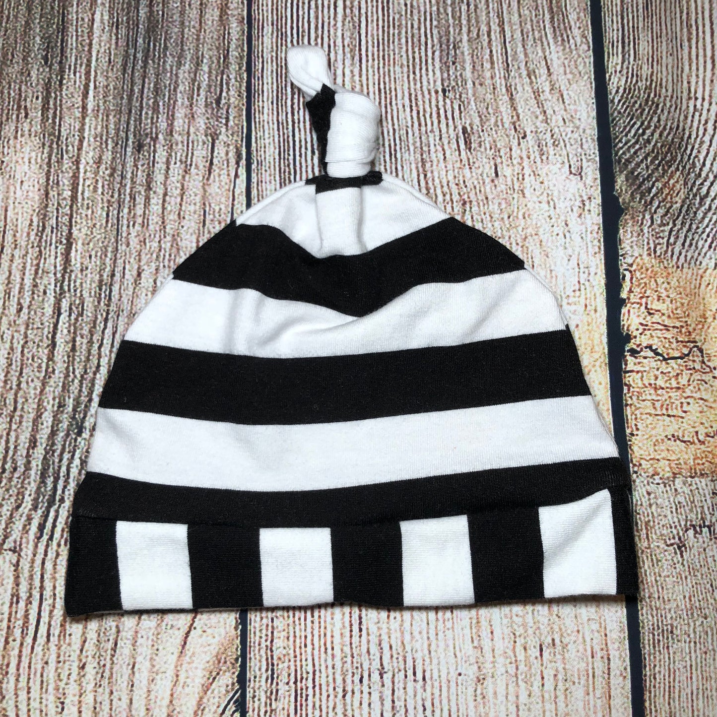 Knot Hat in Newborn: White Black Stripe