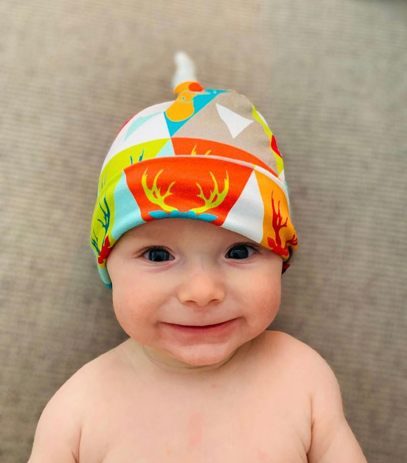 Knot Hat in Newborn: Stripes with Ladybug Rim