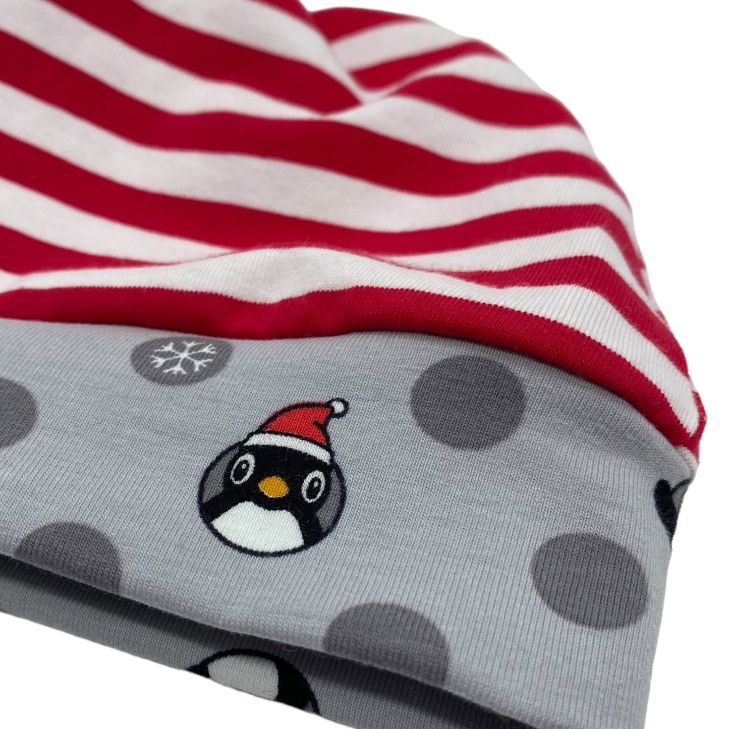 Knot Hat in Newborn: Stripes with Penguin Santa
